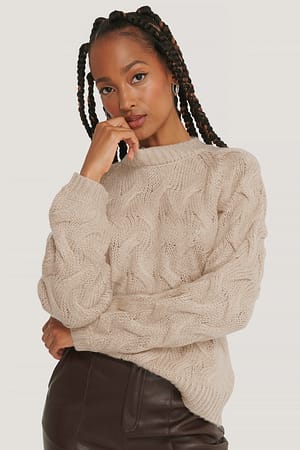 Beige Strickpullover Mit Großem Zopfmuster