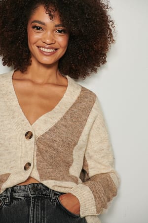 Beige/Cream Cardigan en tricot à blocs de couleurs