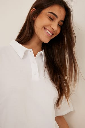 White T-shirt med knappkrage