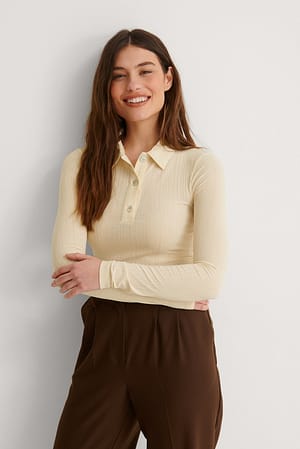 Beige Resirkulert topp med knappedetaljer