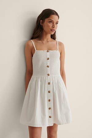 White Gesmoktes Knopf Kleid