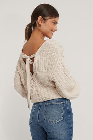 Light Beige Organischer Strickpulli mit tiefem Rücken