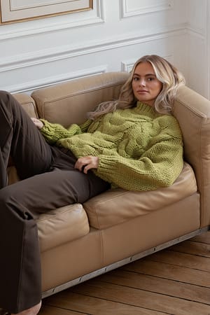 Green Olive Kabelgebreide sweater