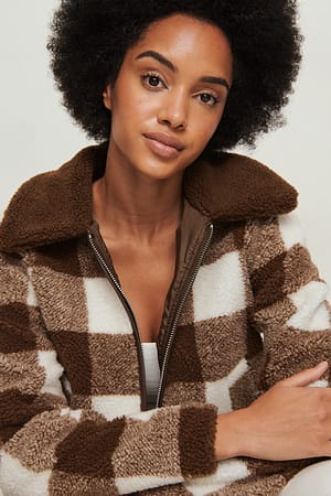 Brown/White Recycled rutig teddyjacka
