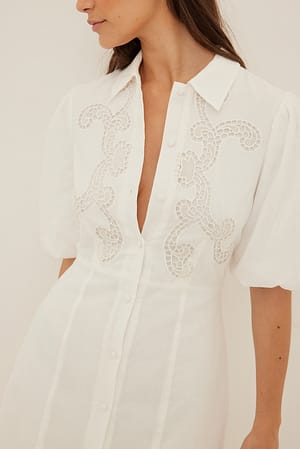 White Minikleid aus Baumwolle mit Anglaise-Detail