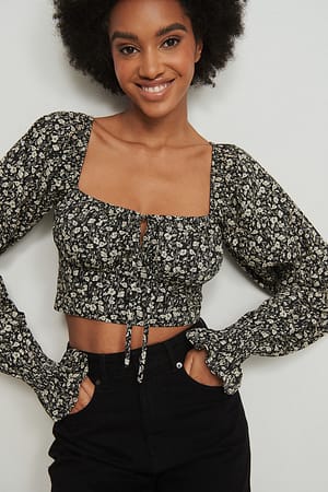 Caviar Black Organische kurze Baumwollbluse mit langen Ärmeln