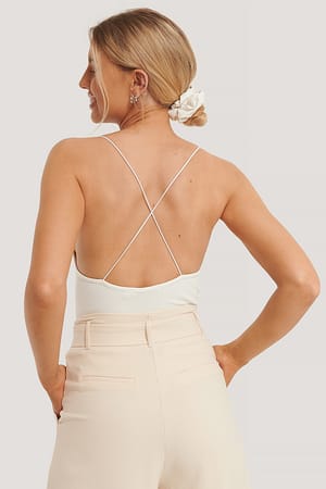 White Body Med Kryssrygg