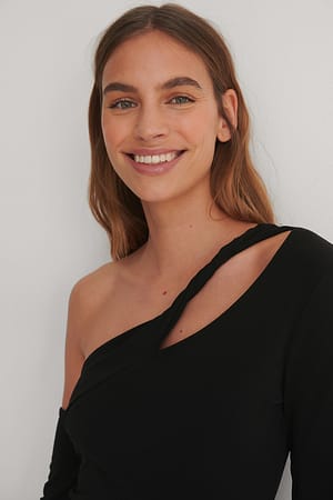 Black Top mit Cut-out-Details