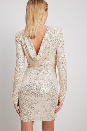 Beige Kleid mit tiefem Rücken