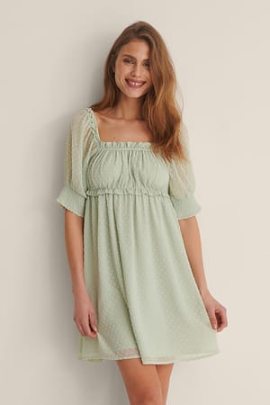 Green Minikleid Mit Einem Kurzem Ärmel Und Einem Fließend Material