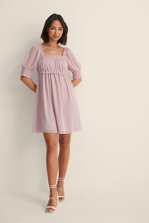 Pink Minikleid Mit Einem Kurzem Ärmel Und Einem Fließend Material