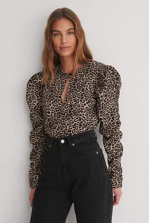 Leopard Drapert Bluse Med Nøkkelhull