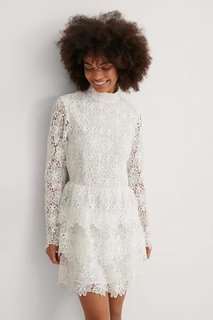 White Brodert Kjole Med Volanger