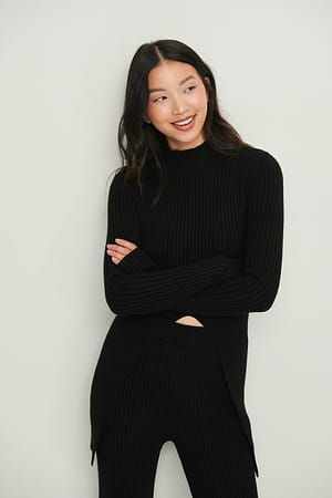 Black Recycelter gerippter Strickpulli mit Schlitz vorne