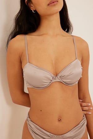 Beige Satijnen bh met ingerimpelde cup