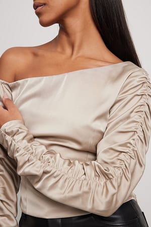 Taupe Schwere Satin-One-Shoulder-Bluse