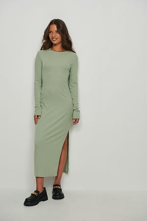 Khaki Kleid mit hohem Kragen und Schlitz