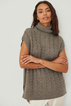 Light Brown Ribbstickad väst med hög krage