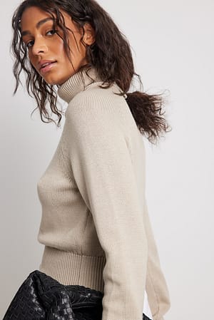 Beige Organischer Strickpullover mit hohem Ausschnitt