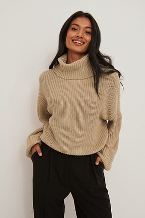 Beige Organischer, kurzer Strickpullover mit einem Rollkragen