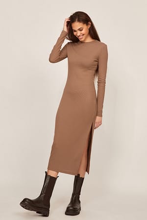 Taupe Klänning med hög krage och slits