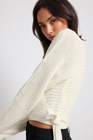 Offwhite Ribbstickad tröja med omlott