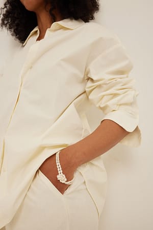 White Perlenarmband mit Knotendetail