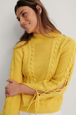 Dusty Yellow Stickad tröja med snördetalj
