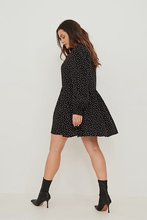 White/Black Dot Recyceltes langärmeliges Kleid mit weiter Passform