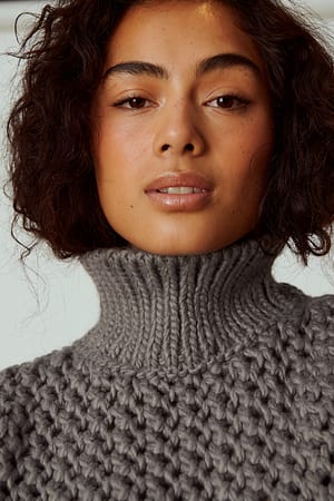 Dark Grey Pullover mit Netz-Naht
