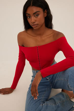 Red Offshoulder topp med stängning