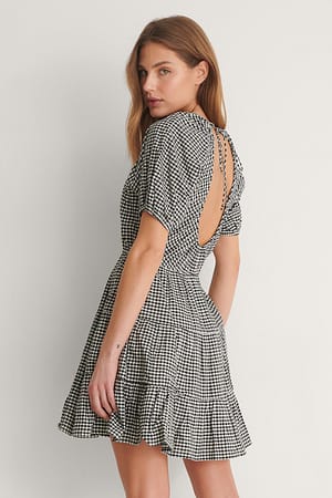 Black/White Kleid Mit Offener Rückenpartie