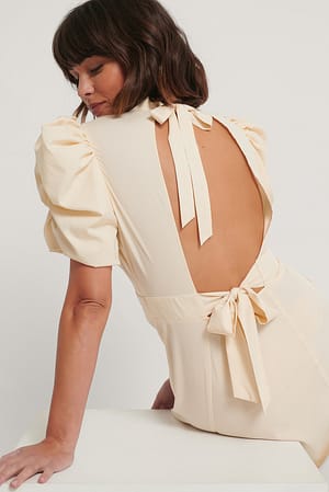 Beige Midikleid Mit Offenem Rücken