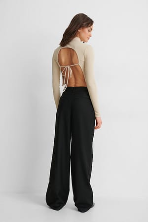 Beige Topp med hög hals och öppen rygg