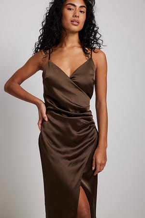 Brown Robe nuisette portefeuille en tissu satiné