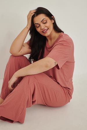 Dusty Pink Gerecyclede geribde T-shirt met kniprand