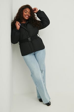 Black Gefütterte Jacke mit Gürtel aus recyceltem Material