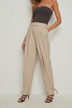 Taupe Recycelte Anzughose mit Schnallendetail