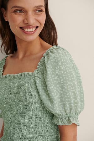 Dusty Green White Floral Resirkulert resirkulert kort smock-topp
