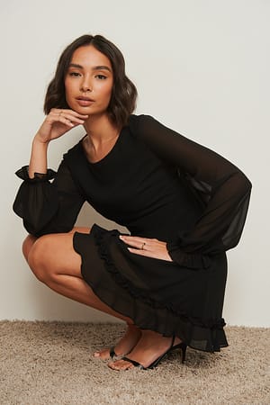 Black Recyceltes Kleid mit langen Ärmeln und Rüschen-Detail