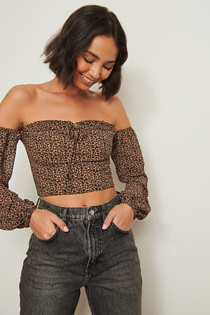 Beige Leo Gerecyclede blouse met off-shoulder en strikdetail