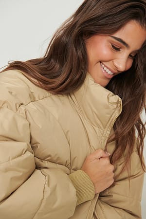 Beige Recycelte gefütterte Midi-Jacke mit Kordelzug
