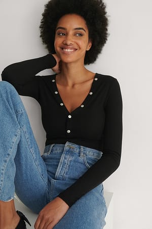 Black Recycled ribbstickad topp med återvunna tryckknappar