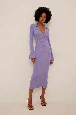 Lilac Rippenstrick-Kleid mit Trompetenärmeln
