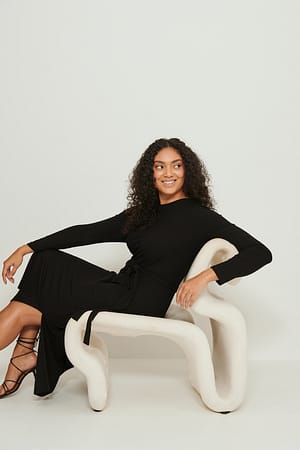 Black Recyceltes geripptes Kleid mit Gürtel