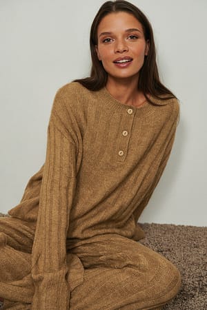 Beige Melange Ribbestrikket detaljert genser med knepping