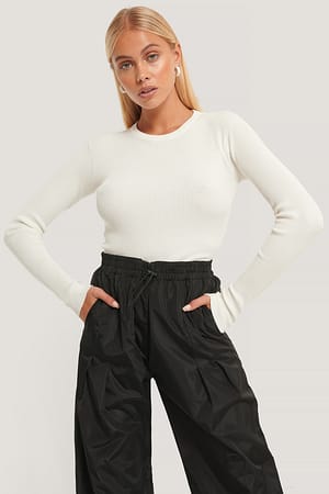 Offwhite Gebreide Trui Met Ronde Ribkraag