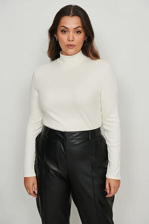 Offwhite Pull côtelé à col roulé et manches longues