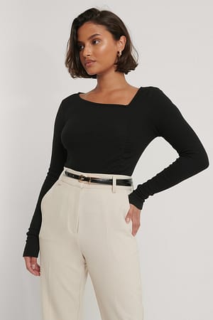 Black Top Met Asymmetrische Halslijn En Ruches