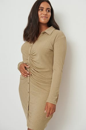Beige Ryschad klänning med knappdetalj